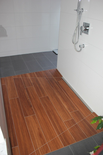 Dusche mit Holzoptik-Fliesenboden